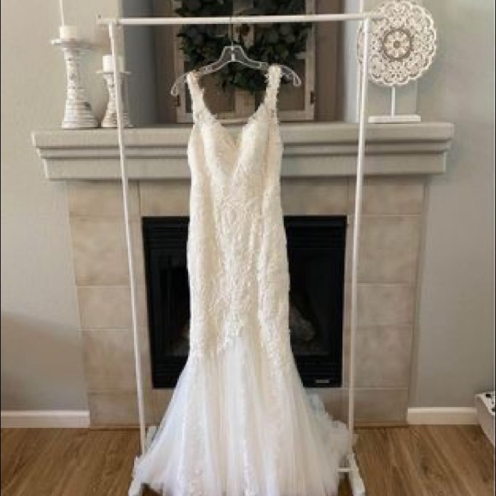 Pronovias Barcelona silhouette mermaid V-neck style wedding dress